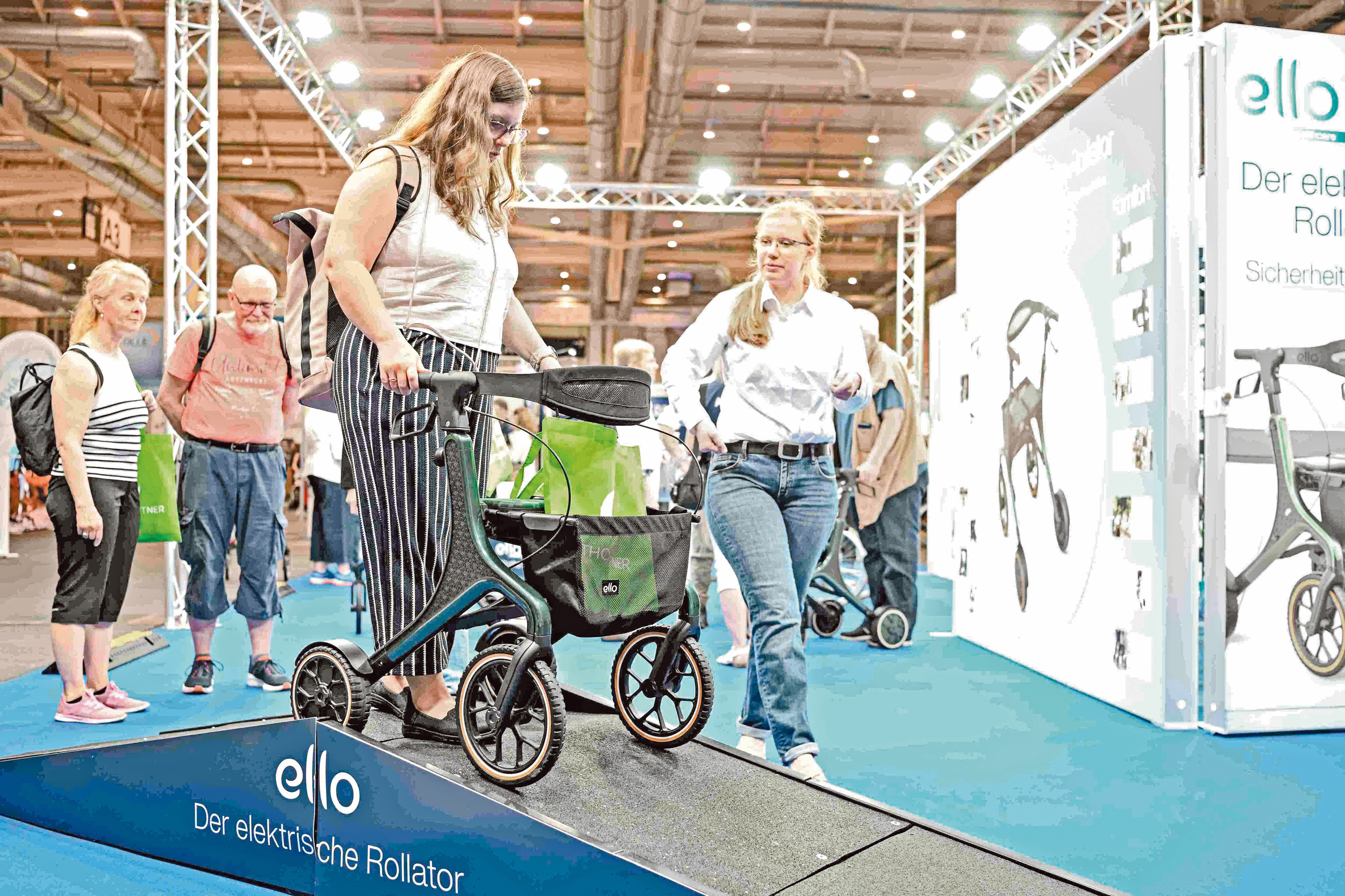 VdK Hamburg auf der Messe IRMA 2026_Bild1 Ausprobiert werden konnten auch elektrische Rollatoren.
